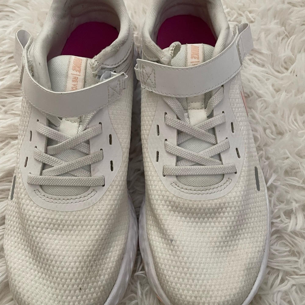 Nike Revolution Fly Ease Sneakers